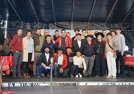 Pasa den urteko mondeju lehiaketako irabazle eta protagonistak, plazan ospatutako sari banaketan.