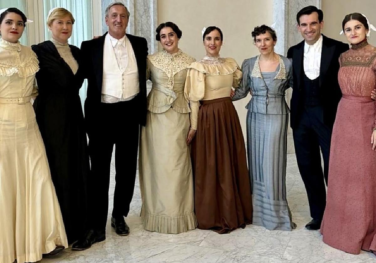 Guridi, Ibarra, Etxaniz, Barrena, Urizar, Ugarte, Biain y Urzelai son las voces de Ganbara Abesbatza que dan vida en la gran pantalla al coro Eresoinka.