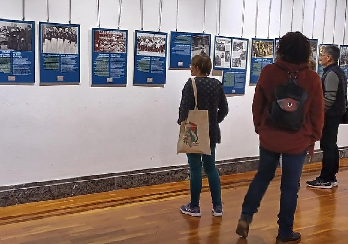 Hainbat herritar Zabiel kultur etxean hilaren 30era arte ikusgai dagoen erakusketa berrian.