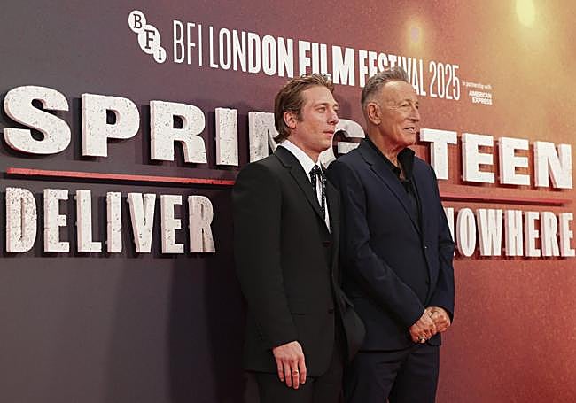 Jeremy Allen White y Bruce Springsteen, en el estreno de este lunes en Londres.