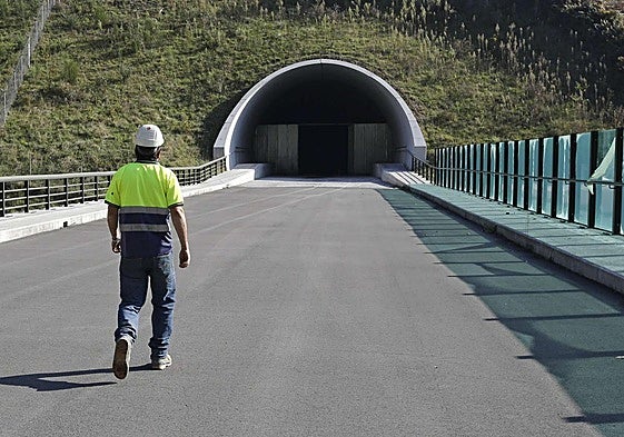 Un operario camina por la plataforma del TAV entre Beasain y Ezkio-Itsaso.