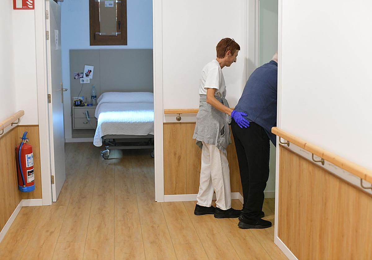 Una persona mayor en la residencia San Juan de Zestoa.