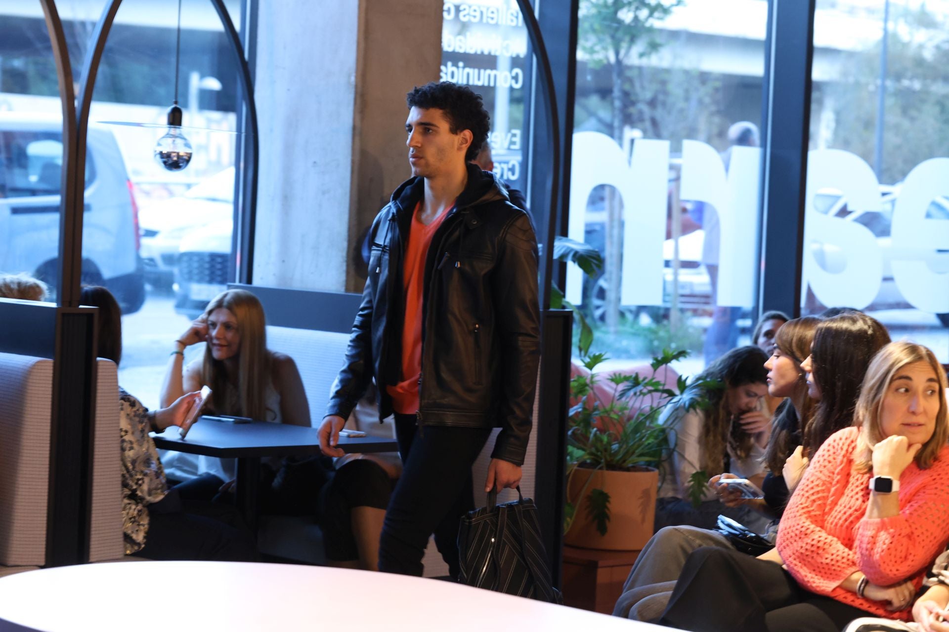 Una veintena de comercios y marcas donostiarras presenta sus propuestas en The Social Hub