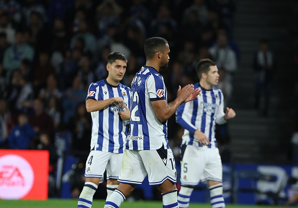 Yangel Herrera abandona el terreno de juego ovacionado por el público.