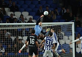 Remiro despeja de puños en una de las últimas jugadas del Sevilla.