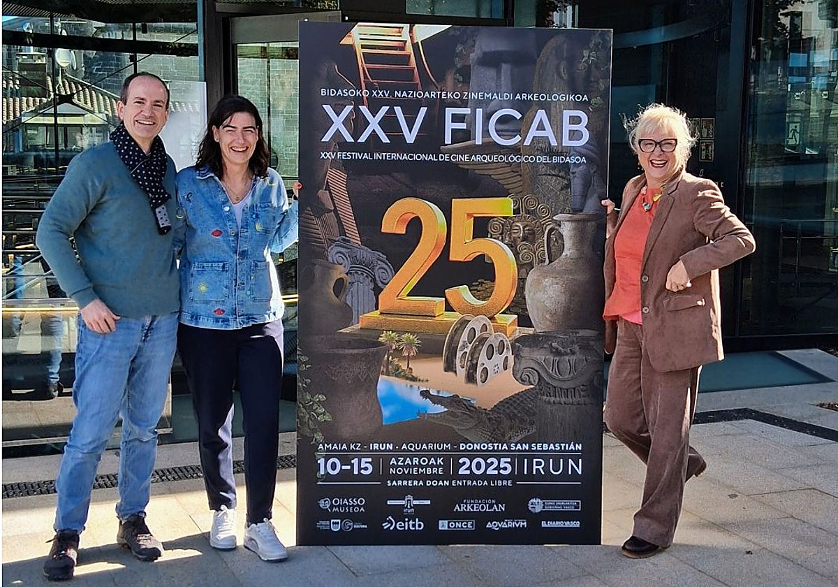Juanjo Jiménez, Nuria Alzaga y Aizpea Goenaga, junto al cartel de la XXV edición.