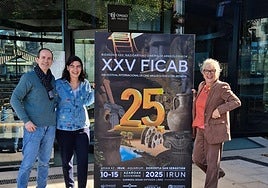 Juanjo Jiménez, Nuria Alzaga y Aizpea Goenaga, junto al cartel de la XXV edición.