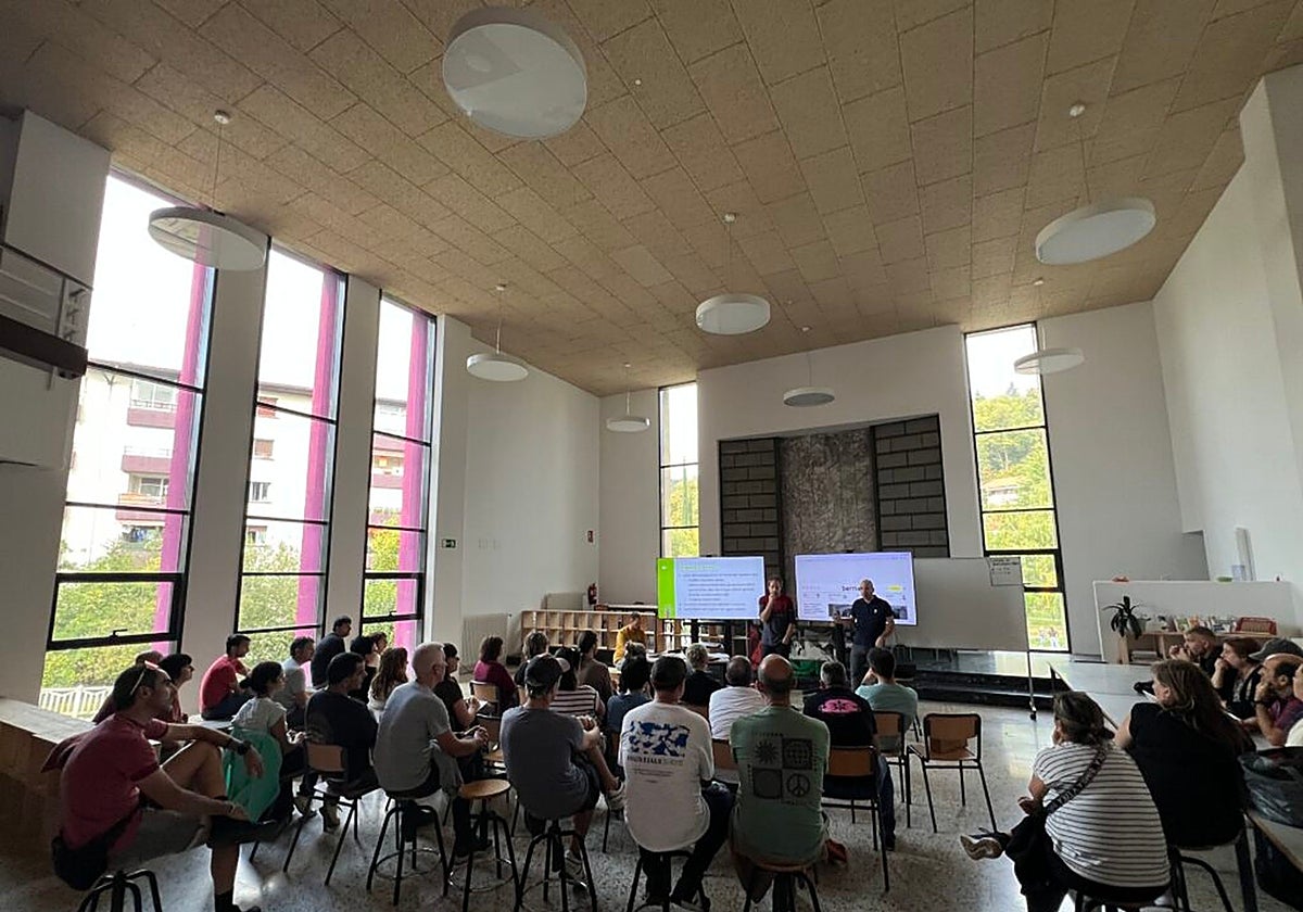 Asistente a las sesiones de formación para padres y madres sobre la aplicación Closnet