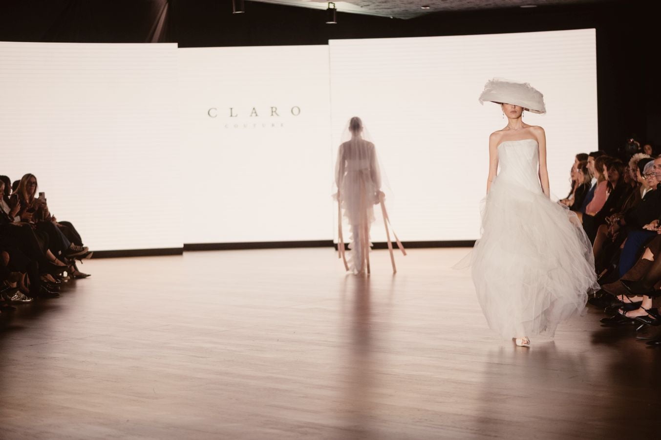 Arquitectura y poesía en el desfile de CLARO Couture