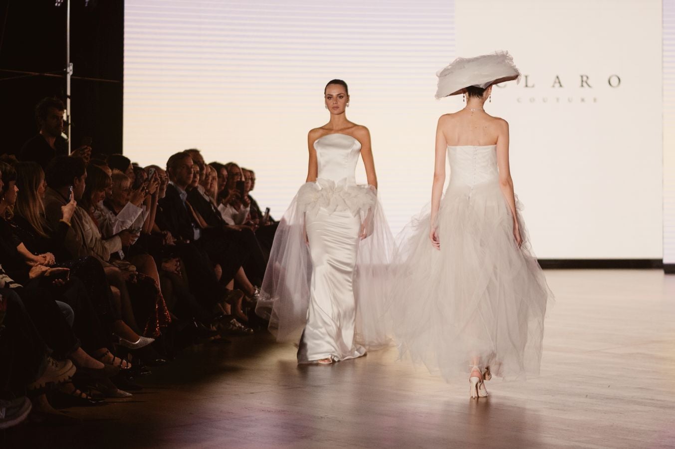 Arquitectura y poesía en el desfile de CLARO Couture