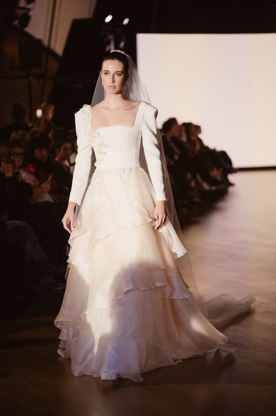 Arquitectura y poesía en el desfile de CLARO Couture