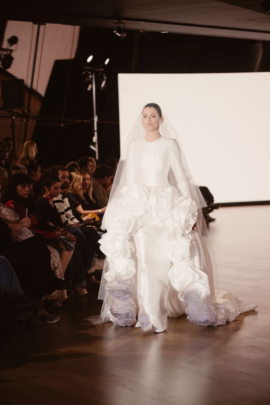 Arquitectura y poesía en el desfile de CLARO Couture
