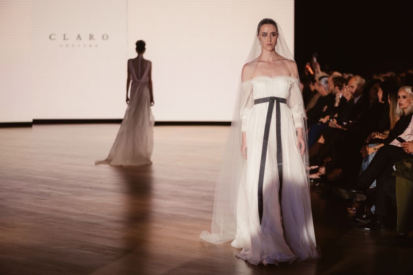 Arquitectura y poesía en el desfile de CLARO Couture