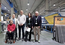 Imagen de la visita realizada este viernes por la mañana a la planta, ubicada en Mugitegi.