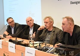 Surio, a la derecha de la imagen, en la jornada de Vitoria.