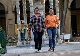 Soofiya (izquierda) y Dolly (derecha) paseando por Donostia tras ser invitadas por la de Gipuzkoa.