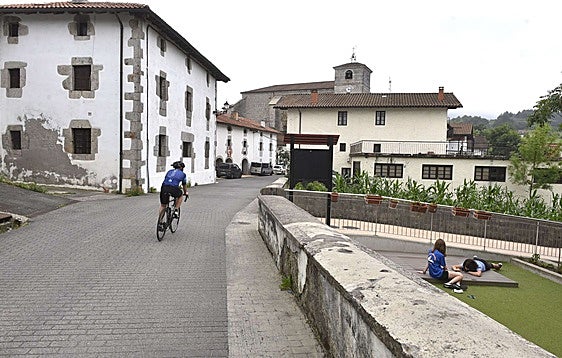 Arnaguneetan bizi diren gazteei zuzendutako ekimena da.