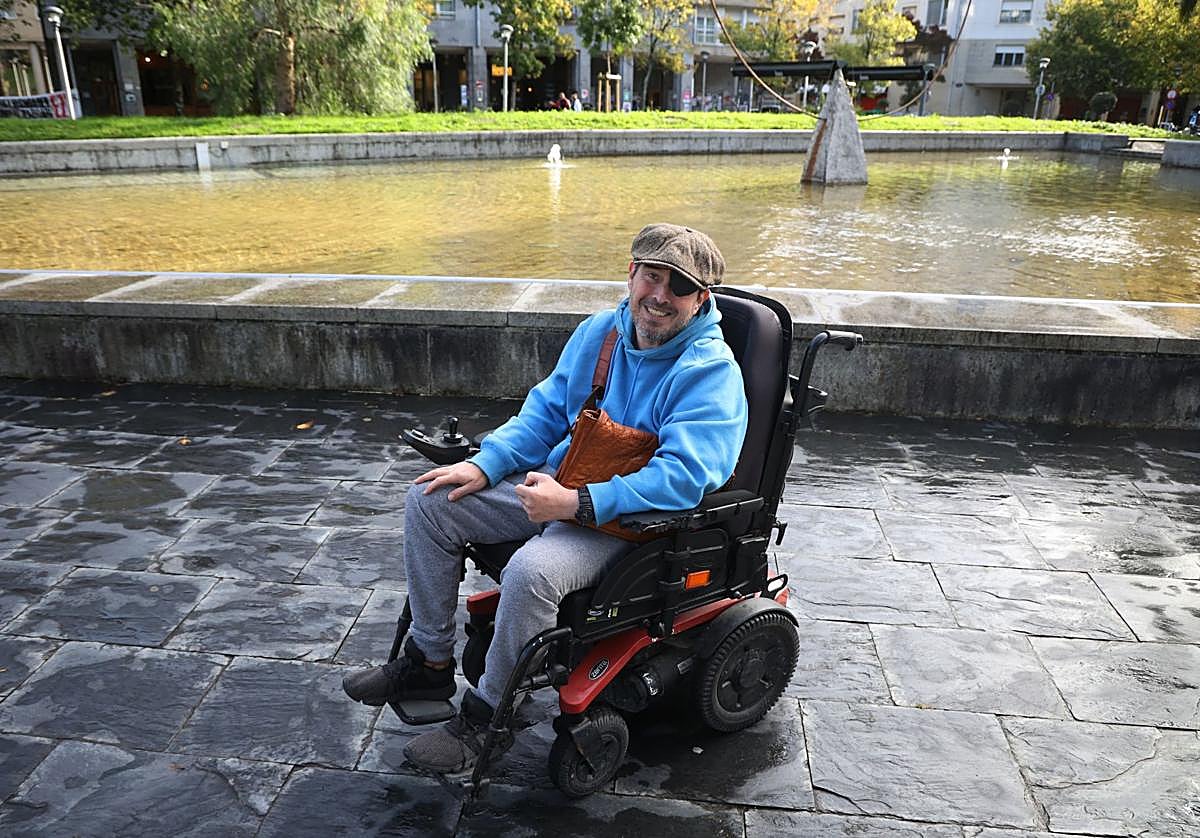 Eleder Lacuesta pasea por la Plaza Sert de Donostia.