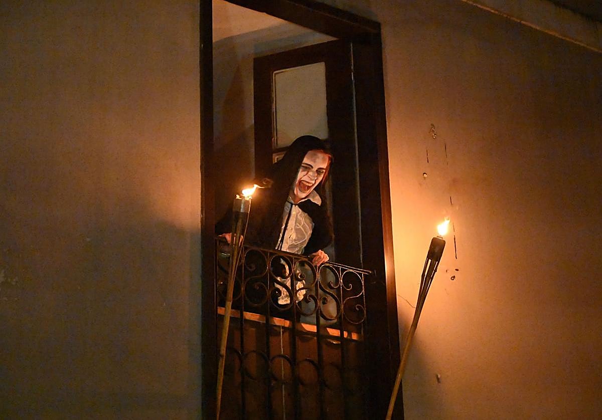 Los sustos llegarán desde todos los ángulos, también desde los balcones.