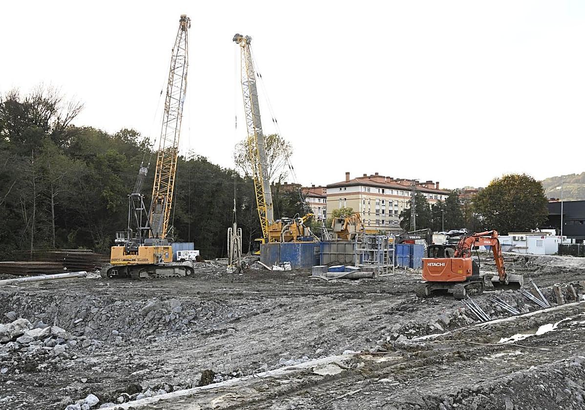 Obras en la zona del Infierno, donde Etxegintza construirá 135 VPO y 23 alojamientos dotacionales.