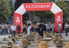 Varias aizkolaris durante la final del Campeonato de Euskadi del pasado año, en Kalegoen plaza.