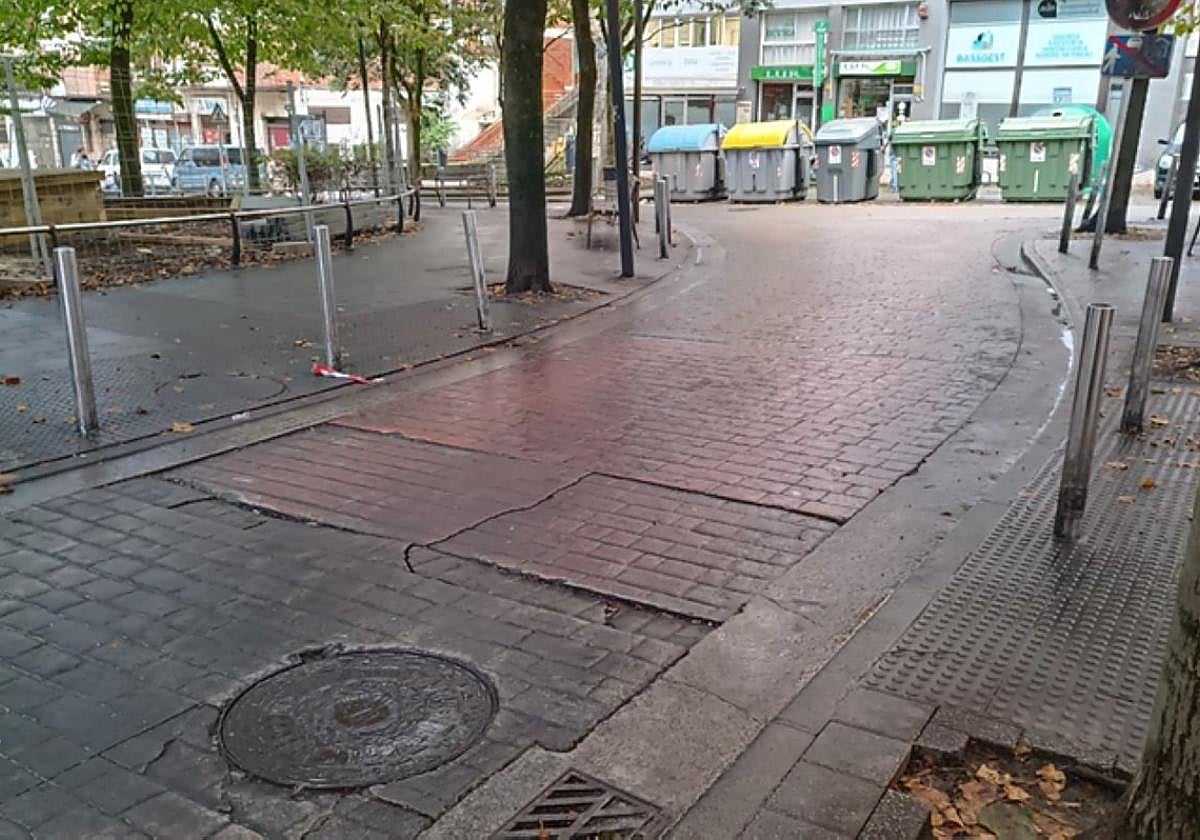 Un tramo de la calzada hundido ante Azkuene, 32.