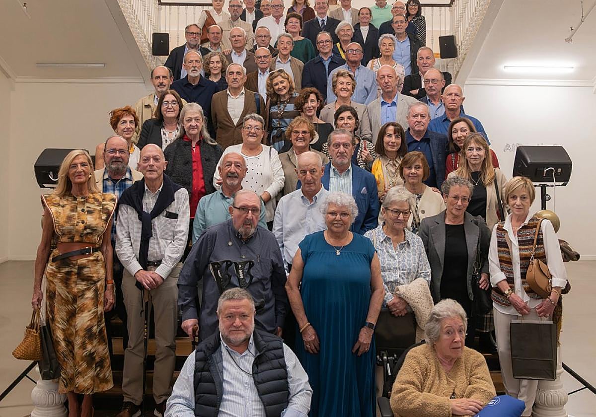 Los Médicos Honoríficos del Colegio de Gipuzkoa que fueron homenajeados posan en Tabakalera.