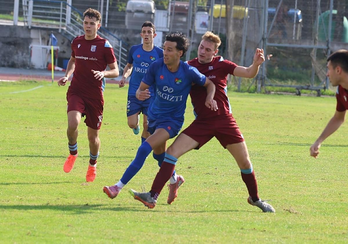 Iñigo Azurza, en primer plano en el partido contra el Beasain B, firmó un póquer ante el Deusto.