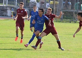 Iñigo Azurza, en primer plano en el partido contra el Beasain B, firmó un póquer ante el Deusto.