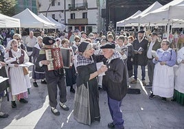 El coro Xumela fue uno de los grupos que ambientó las Euskal Jaiak con un kalejira musical.