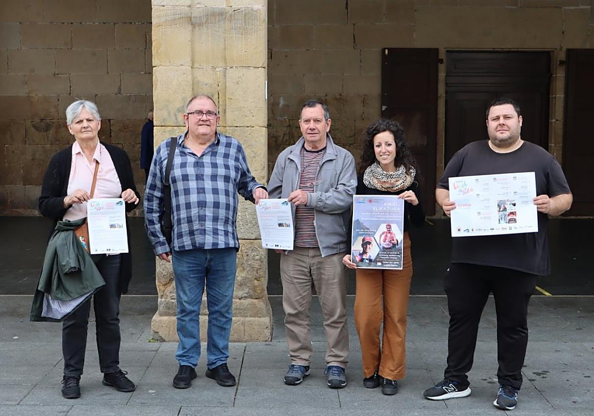 El concejal de Deporte, Edorta Fernandez, junto con diferentes agentes del pueblo, presentando la Semana del Deporte.