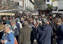 El centro de la localidad, totalmente lleno de gente este viernes al mediodía.