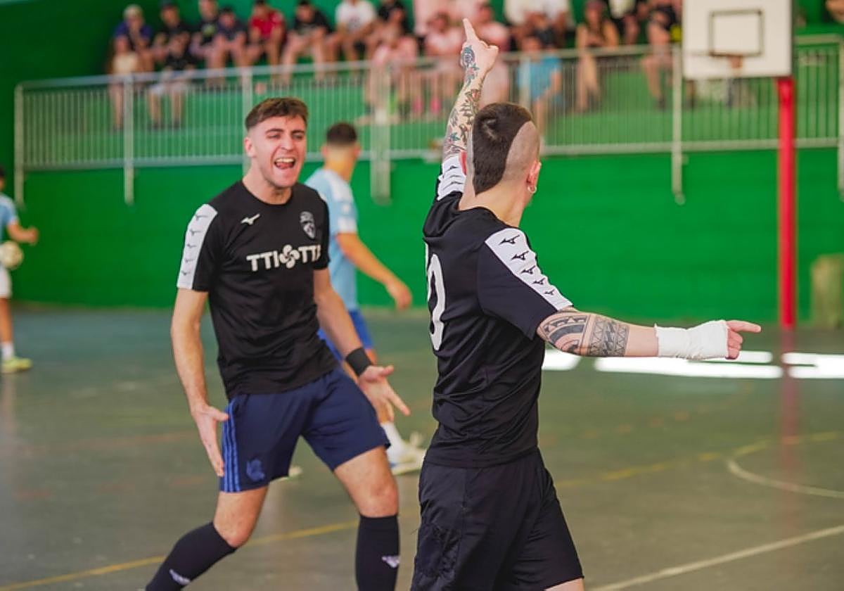 Jauregi y Cia celebran un tanto en un partido.