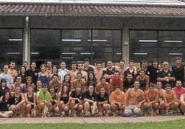 25 aniversario. Nadadores y exnadadores en el exterior de la piscina en 2010 tras los duelos de celebración de las bodas de plata del club.