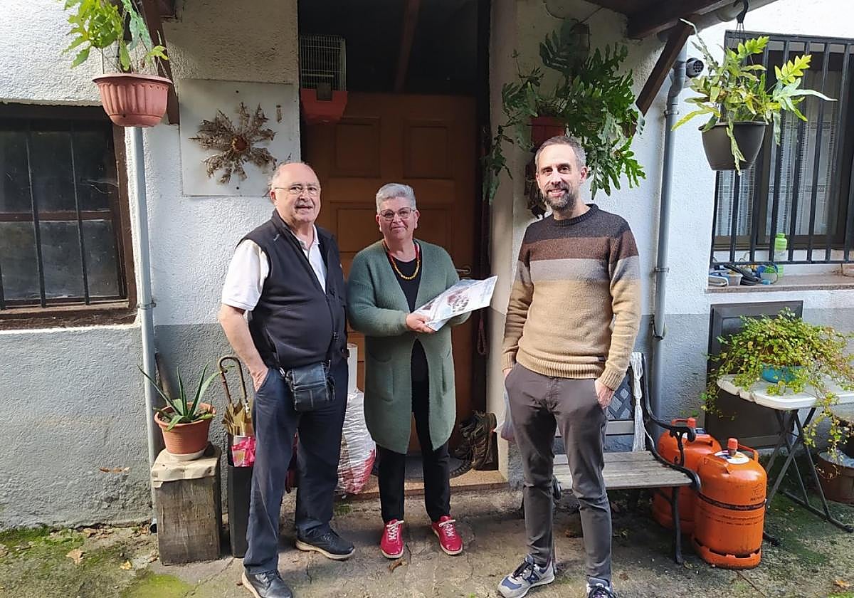 Francisco Javier Larrañaga, a la izquierda, durante la visita que realizó el pasado año a los caseríos de San Andrés para entregar su libro, junto al alcalde, Unai Larreategi, y una vecina del barrio.