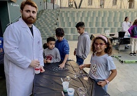 Errebal se convirtió en un gran laboratorio en el que los escolares pudieron realizar diferentes experimentos.