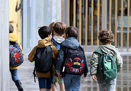 Varios alumnos ajenos a esta información se dirigen a un centro educativo de Gipuzkoa.