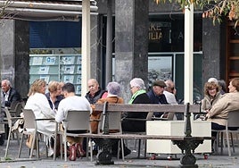 Vecinos de Andoain tomando algo en los bares.