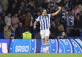 Mikel Oyarzabal celebra el segundo gol contra el Sevilla, ayer en Anoeta.