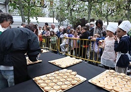 Las galletas Abaraska que han preparado alumnos tolosarras con la coordinación de los maestros de Aradulce, Eceiza, Gorrotxategi y Gozona.