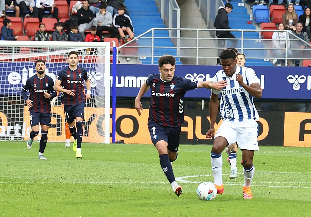 Xeber Alkain pugna por un balón con Marvel.