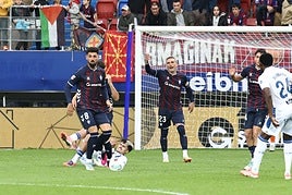 Nolaskoain controla el balón.