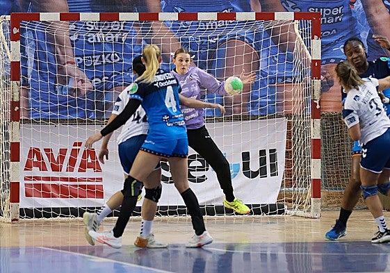 Lucía Prades frena uno de los ataque del Granollers.