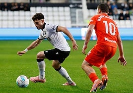 Mariezkurrena trata de frenar una conducción de David González.