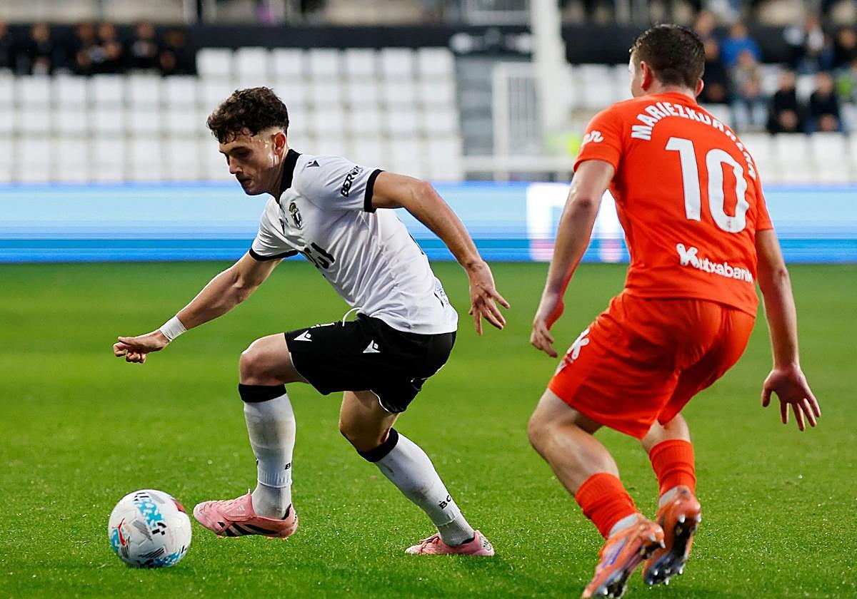 Mariezkurrena trata de frenar una conducción de David González.