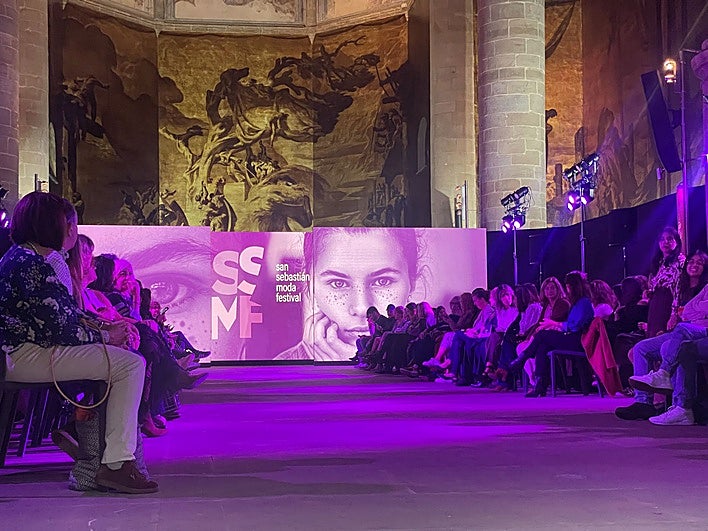 Seis firmas y diseñadores desfilan este sábado en el icónico Museo San Telmo.