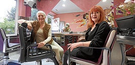 Isabel de la Rosa, a la izquierda, y Magnolia de la Rosa posan en su salón.