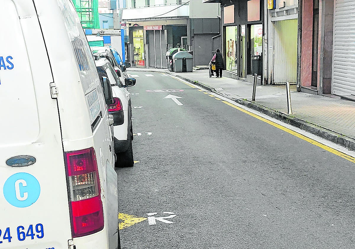 Las plazas marcadas para residentes en el lado pasaitarra de la calle Azkuene de Trintxerpe.