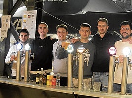 Lanean aritutako boluntario talde bat. Berrehundik gora izango dira. e.a.