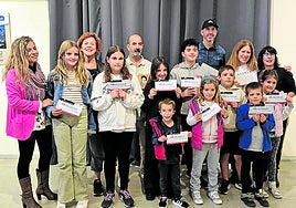 Las y los premiados junto a los miembros de la organización y del departamento de cultura, en la entrega de premios.